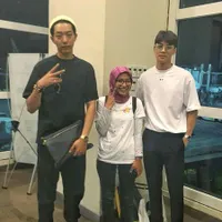 FOTO: Fans-Fans Beruntung Foto Bareng Jungshin - Minhyuk di Bali