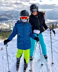 FOTO: Farah Quinn & Putra Gantengnya Nikmati Salju di Jepang