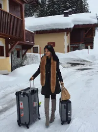 FOTO: Farah Quinn Berbikini dan Jacuzzi di Tengah Salju Tebal