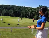 FOTO: Farah Quinn Tampil Hot di Kejuaraan Golf Malaysia