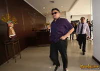 FOTO: Farhat Abbas Menyerahkan Diri Bergaya Hits Ala Kim Jong Un!