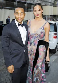 FOTO: Fashion Cantik Chrissy Teigen Saat Hamil, Super Stylish!