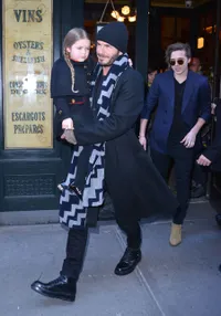 FOTO: Fashion Keluarga Beckham Makan Siang Bareng, Stylish Mewah
