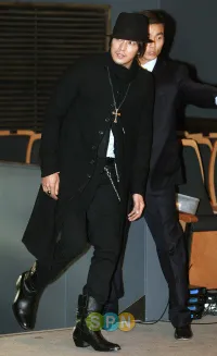 FOTO: Fashion OOTD So Ji Sub Ini Bikin Gagal Paham Fans