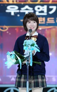 FOTO: Fashion Red Carpet Goo Hye Sun, Tetap Cantik Tanpa Gaun