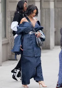 FOTO: Fashion Unik Rihanna Yang Bikin Gagal Paham