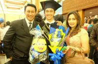 FOTO: Felicya Angelista Setia Temani Immanuel Hito Jalani Wisuda