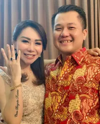 FOTO: Femmy Permatasari Dilamar Pakai Cincin Bak Milik Lady Diana