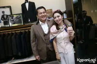 Foto Femmy Permatasari Temani Calon Suami Fitting Jas Pengantin