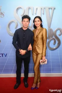 FOTO: Fero Walandouw Peluk Mikha Tambayong di Red Carpet Mewah