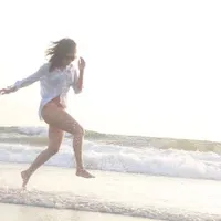 FOTO: Galeri Cantik Hot Mom Kinaryosih Habiskan Waktu di Pantai