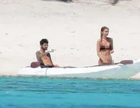 FOTO: Gandengan - Main Kayak, Zayn Malik & Gigi Hadid Mesra Hot