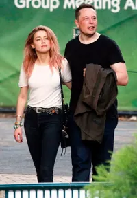 FOTO: Gandengan Tangan, Amber Heard Mesra Dengan Pacar Baru