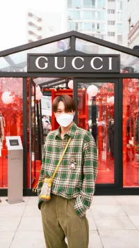 Foto Ganteng Kai EXO Berpose di Toko Gucci, Kembaran Baju dengan Manekin
