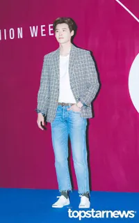 FOTO: Ganteng! Style Kasual Lee Jong Suk di Seoul Fashion Week