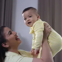FOTO: Gantengnya Anak Tya Ariestya, Kecil-Kecil Jadi Model Iklan!