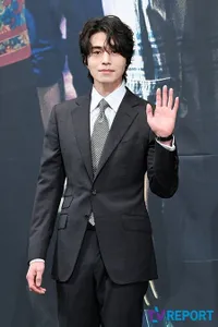 FOTO: Gantengnya Lee Dong Wook Pakai Setelan Jas - Rambut Gondrong Mengombak