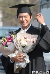 FOTO: Gantengnya Park Bo Gum Saat Hadiri Upacara Wisuda Kelulusan
