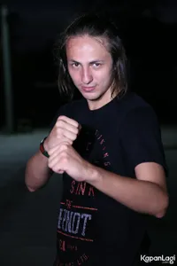 FOTO: Gara-Gara Akting, Dylan Carr Pernah Dijambak Fans Boy