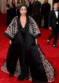 FOTO: Gaun Terburuk di Met Gala 2015, Dari Ubur-Ubur Hingga Piama