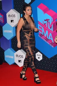 FOTO: Gaun Terburuk di MTV EMA 2016, Terawang - Belahan Tinggi