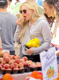 FOTO Gaya Artis Hollywood Saat Belanja ke 'Pasar', Sederhana Kok!
