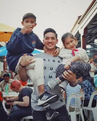 FOTO: Gaya Ganteng Andrew White Saat Asuh Anak, Hot Daddy Banget!