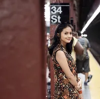 FOTO: Gaya Kece Rini Yulianti Jalan-Jalan di New York Pakai Batik
