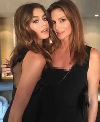 FOTO: Gaya Keren Cindy Crawford & Kaia, Pantas Jadi Kakak Adik!