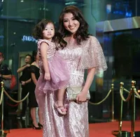 FOTO: Gaya Kompak Dengan Thalia, Sarwendah Pamer Bisnis Busananya