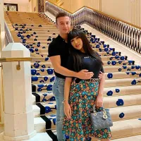 Foto Gaya Lucinta Luna Tunjukkan Baby Bump, Aktif Bergoyang Hingga Jalan-Jalan ke Mall Pamer Perut Buncit