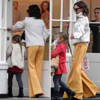 FOTO: Gaya Lucu Harper Beckham Saat Ikut Mamanya Belanja
