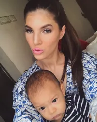 FOTO: Gaya Mikaila Patritz Istri Fardhan Saat Asuh Anak, Hot Mom!