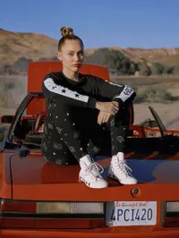 FOTO: Gaya Miley Cyrus Saat Jadi Model Converse, Sporty & Keren!