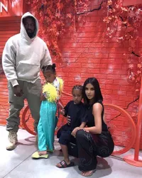 FOTO: Gaya North West Anak Kim Kardashian di Jepang, Ultimate Fashionista!