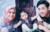 FOTO: Gaya Nycta Gina & Rizky Kinos Asuh Anak, Penuh Tawa Bahagia