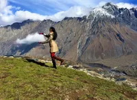 [FOTO] Gaya Stylish Chef Farah Quinn Saat Naik Gunung di Eropa