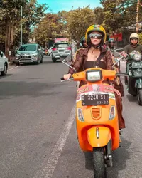Foto Gaya Wika Salim Naik Vespa, Hot Pakai Crop Top dan Pamer Berdiri Saat Berkendara