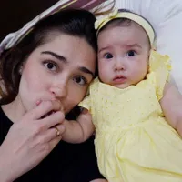 FOTO: Gaya Yasmine Wildblood Urus Putri Cantiknya, Beri ASI - Spa