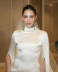 FOTO Gelar Resepsi di Kuala Lumpur, Pevita Pearce Anggun dengan Perhiasan Emerald Mewah - Pesta Megah