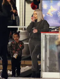 FOTO Gemas! Gaya Lucu North & Saint West Saat Belajar Ice Skating