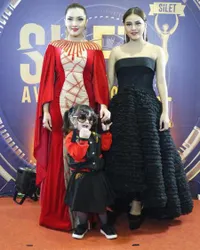 FOTO: Gemesin! Dandanan Cute & Nyentrik Arsy di Silet Awards