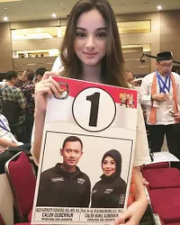 FOTO: Ghina, Si Barbie Hidup Yang Jadi Timses Agus Yudhoyono