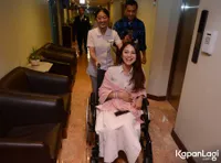 FOTO: Giring Nidji Gendong dan Kenalkan Sang Bayi ke Awak Media