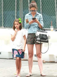 FOTO: Girls Day Out! Suri Cruise Jalan-Jalan Bareng Katie Holmes