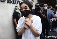 Foto Gisella Anastasia Diperiksa di Polda Metro Jaya, Pakai Dress Putih dan Tersenyum Meskipun Was-Was