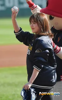 FOTO: Goo Hye Sun Jadi Pelempar Bola Pertama, Cantik & Cute