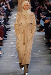 FOTO: Halima Aden, Model Muslim Berhijab yang Gebrak Fashion Week