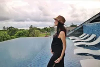 FOTO: Hamil, Atiqah Hasiholan Tampil Cantik Dalam Maternity Shoot