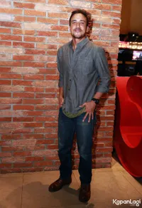 FOTO: Hamish Daud Interaksi Dengan Gajah di 'THE NEKAD TRAVELER'